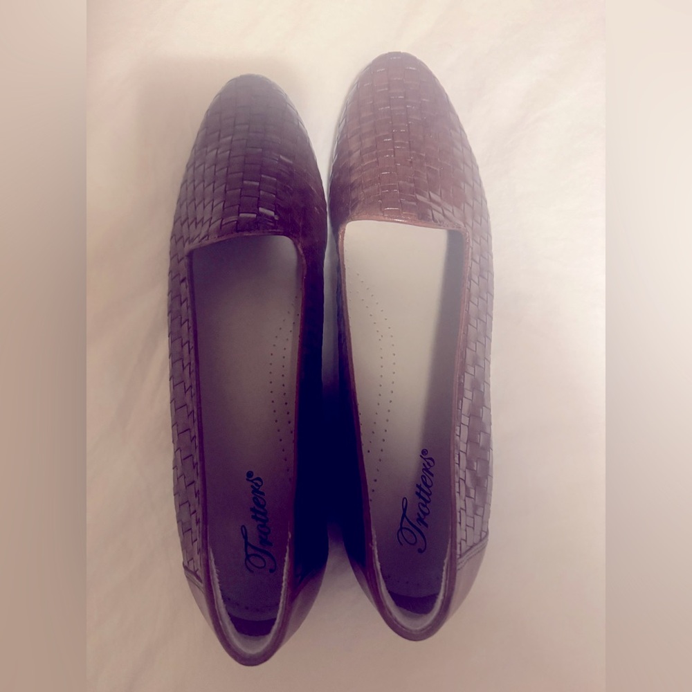 Trotters Liz III Slip-On womens size 11.5 narrow.